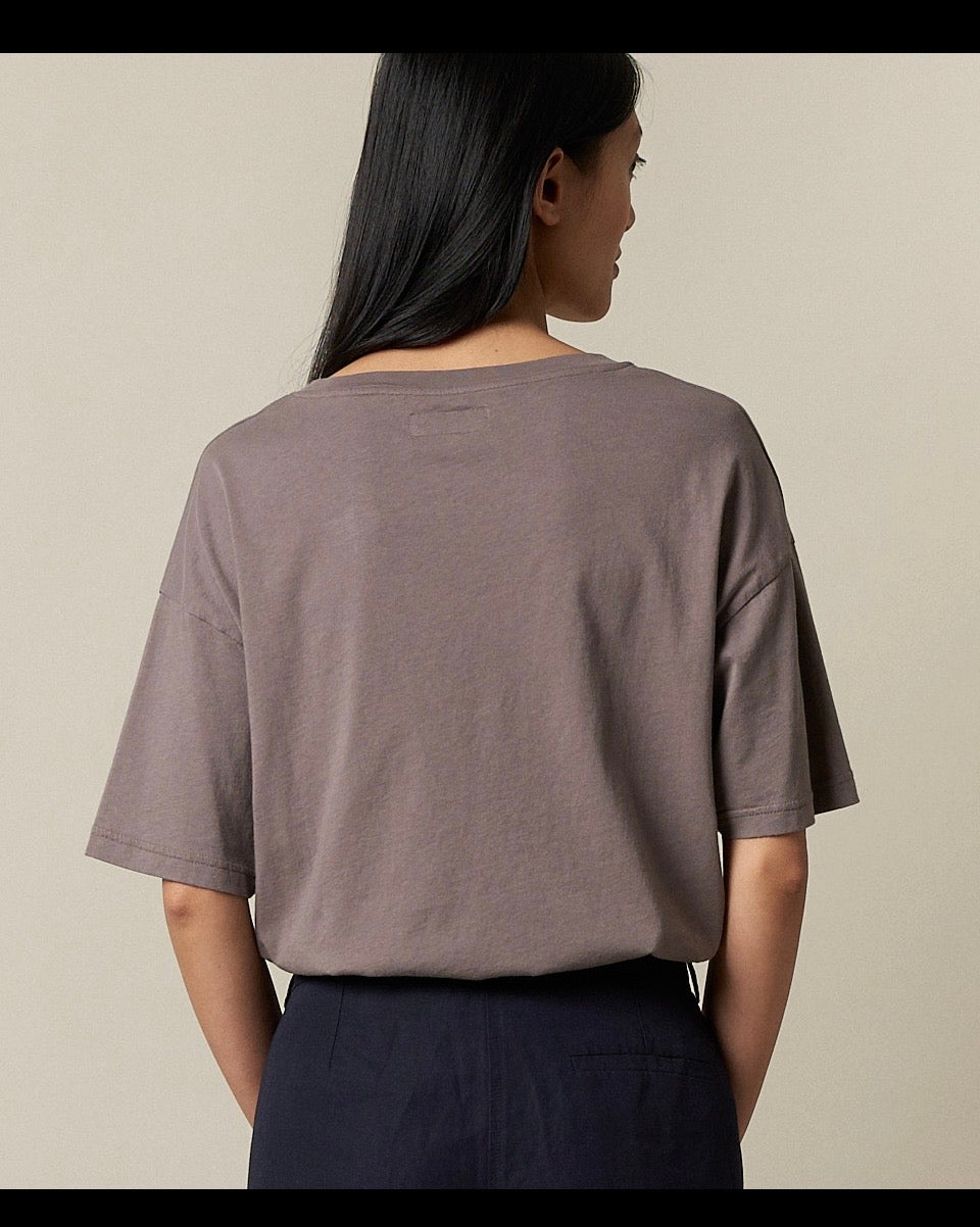 MERZ B. SCHWANEN ALL-TIME FAVOURITES, an easygoing T-shirt with a loose fit and dropped shoulders, made with 100% organic cotton for an ultra-soft feel. Womenswear| T-shirt| Heritage Jackets & Denim | Fulmine Mercantile Co Yarm