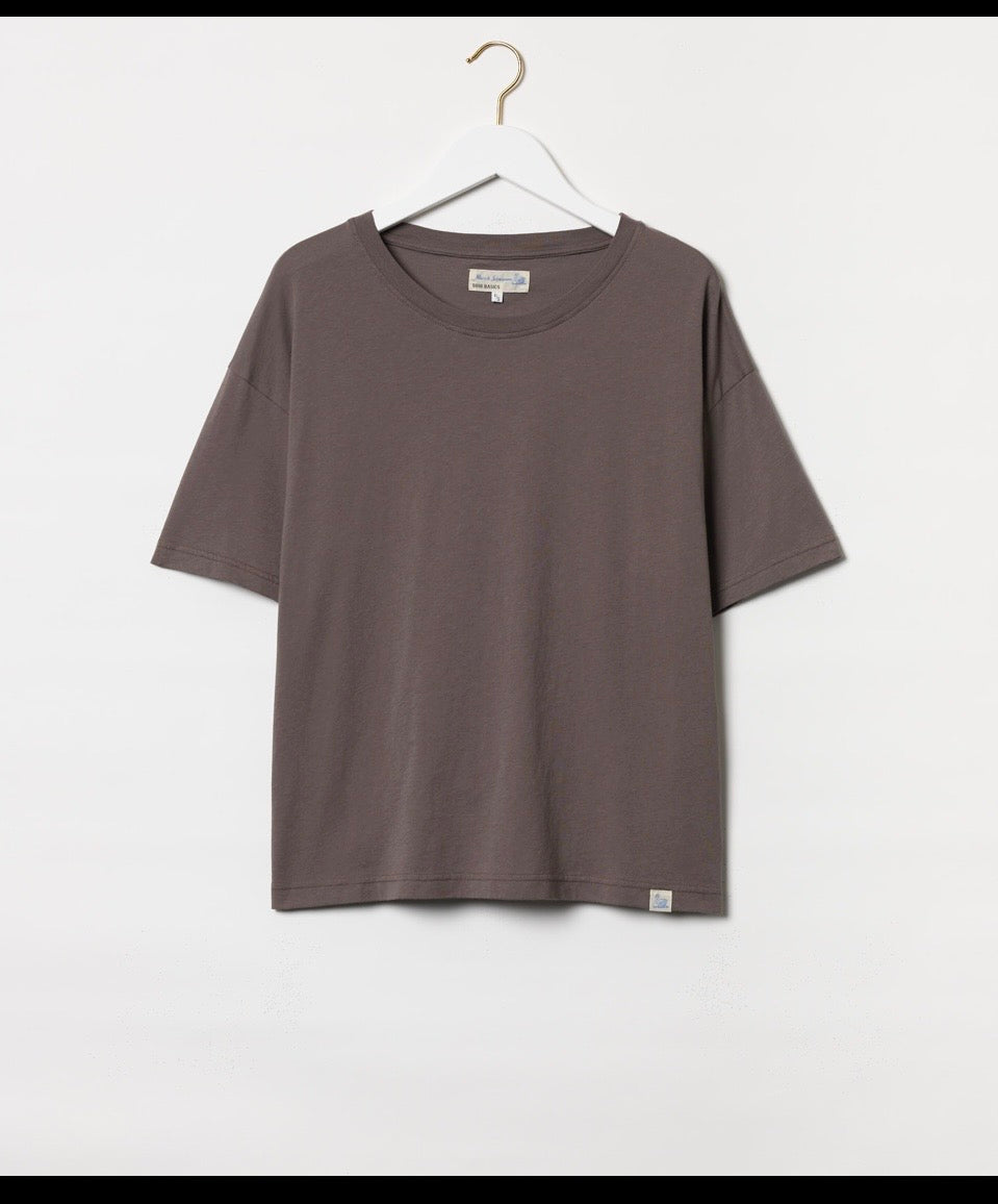 MERZ B. SCHWANEN ALL-TIME FAVOURITES, an easygoing T-shirt with a loose fit and dropped shoulders, made with 100% organic cotton for an ultra-soft feel. Womenswear| T-shirt| Heritage Jackets & Denim | Fulmine Mercantile Co Yarm