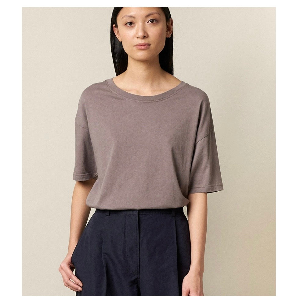 MERZ B. SCHWANEN ALL-TIME FAVOURITES, an easygoing T-shirt with a loose fit and dropped shoulders, made with 100% organic cotton for an ultra-soft feel. Womenswear| T-shirt| Heritage Jackets & Denim | Fulmine Mercantile Co Yarm